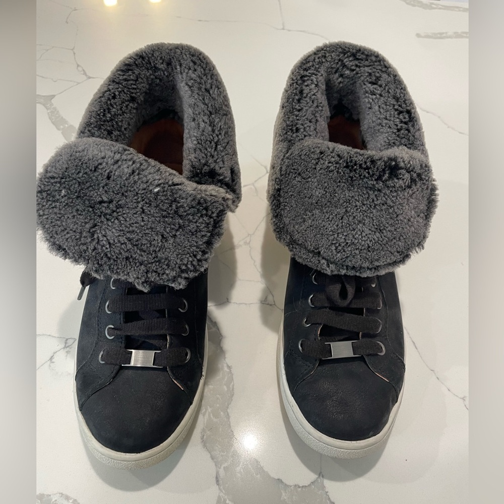 UGG sneakers Size 9.5 great condition